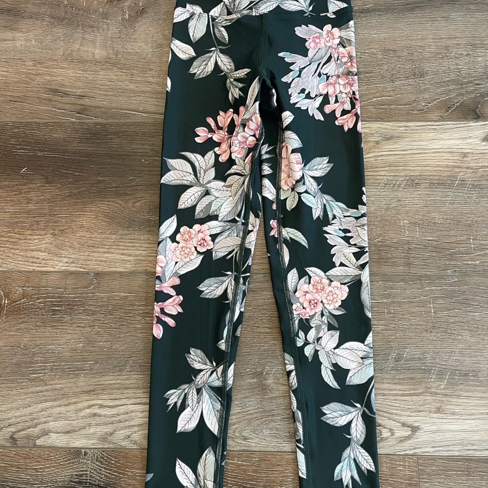 Dharma Bums 7/8 Dark Green Floral Leggings NWT size XS